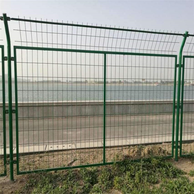  綠色鐵絲網圍欄圖片4