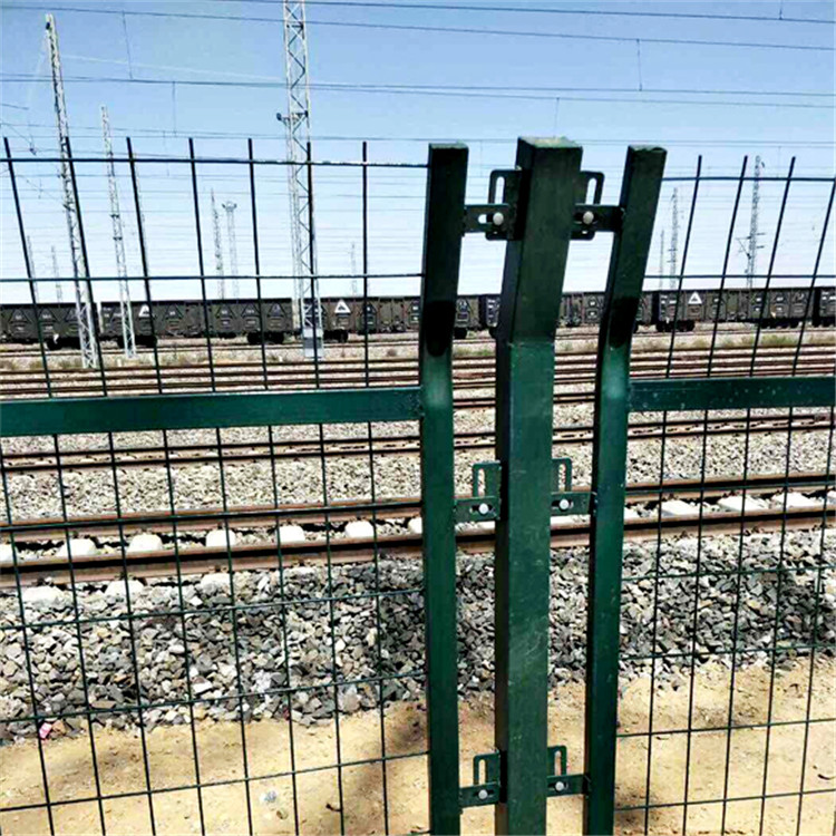 鐵路橋下防護柵欄
