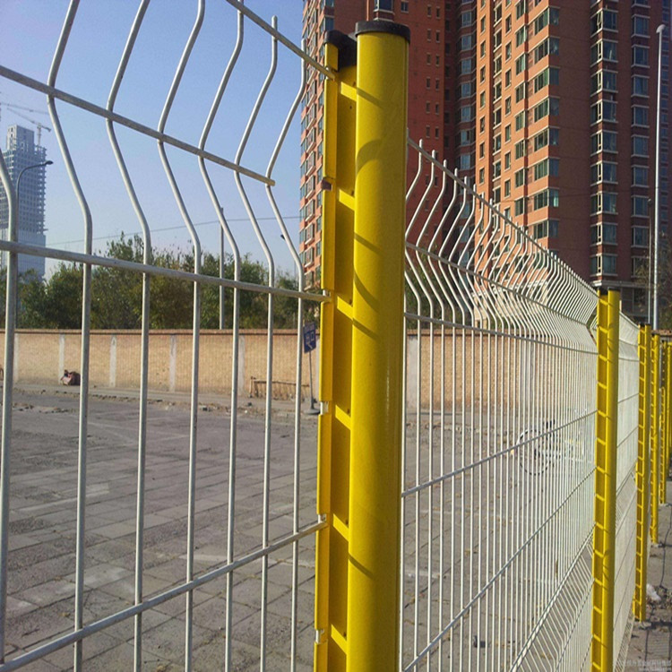 浸塑三角折彎護欄網圖片4